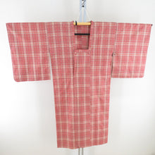 Load image into Gallery viewer, 着物コート 格子文様 雨コート 和装 道行 赤桃色 正絹 織文様 西陣コート 身丈121cm