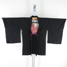 Load image into Gallery viewer, 羽織 アンティーク 長羽織 正絹 黒色 花地紋 レトロ 大正ロマン モダン 一つ紋 羽織紐付き 身丈80cm