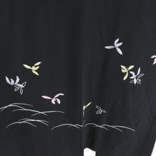 Load image into Gallery viewer, 羽織 正絹 友禅染 芝草に菖蒲 黒色 絵羽柄 一つ紋 着物コート 和装 ちりよけ 身丈81cm