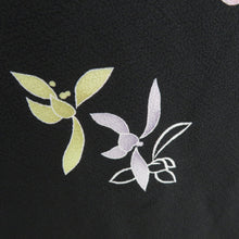 Load image into Gallery viewer, 羽織 正絹 友禅染 芝草に菖蒲 黒色 絵羽柄 一つ紋 着物コート 和装 ちりよけ 身丈81cm
