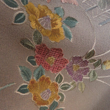 画像をギャラリービューアに読み込む, 訪問着 刺繍 ぼかしに花文様 緑色 茶色 袷 広衿 正絹 一つ紋 五三桐文 仕立て上がり着物 身丈156cm