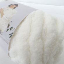 Load image into Gallery viewer, 毛糸 ブランケット用 超極太毛糸 250g玉巻 約21m ホワイト ポリエステル シェニールヤーン 未使用品