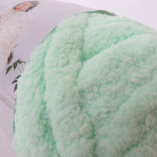 Load image into Gallery viewer, 毛糸 ブランケット用 超極太毛糸 2玉セット 250g玉巻 約21m ライトグリーン ポリエステル シェニールヤーン 未使用品