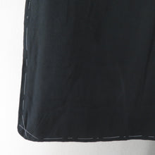 Load image into Gallery viewer, 黒留袖 箔 刺繍 菊に牡丹文様 正絹 比翼付 桔梗紋 作家物 落款付 袷 広衿 礼装着物 フォーマル 仕立て上がり 身丈160cm