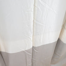 Load image into Gallery viewer, 訪問着 刺繍 暈し 紅葉に秋草文様 灰ベージュ色 袷 広衿 正絹 一つ紋 木瓜紋 仕立て上がり着物 身丈159cm