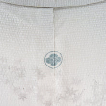 Load image into Gallery viewer, 訪問着 刺繍 暈し 紅葉に秋草文様 灰ベージュ色 袷 広衿 正絹 一つ紋 木瓜紋 仕立て上がり着物 身丈159cm