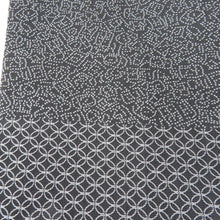 画像をギャラリービューアに読み込む, 御召 織文様 伊勢型織 織座小紋 正絹 灰黒色 袷 広衿 紋なし カジュアル 仕立て上がり着物 丹後ちりめん 身丈158cm