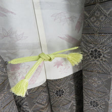 Load image into Gallery viewer, 紬 着物 紬 アンサンブル 羽織付 幾何学文様 袷 広衿 灰色 正絹 カジュアル 仕立て上がり 身丈154cm