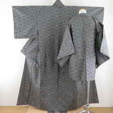 Load image into Gallery viewer, 紬 着物 紬 アンサンブル 羽織付 幾何学文様 袷 広衿 灰色 正絹 カジュアル 仕立て上がり 身丈154cm