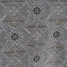 Load image into Gallery viewer, 紬 着物 紬 アンサンブル 羽織付 幾何学文様 袷 広衿 灰色 正絹 カジュアル 仕立て上がり 身丈154cm