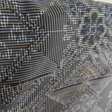 Load image into Gallery viewer, 紬 着物 紬 アンサンブル 羽織付 幾何学文様 袷 広衿 灰色 正絹 カジュアル 仕立て上がり 身丈154cm