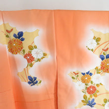 Load image into Gallery viewer, 訪問着 金駒刺繍 箔 菊文様 紗綾型地紋 橙色 袷 広衿 正絹 紋なし 仕立て上がり着物 身丈160cm
