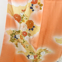 Load image into Gallery viewer, 訪問着 金駒刺繍 箔 菊文様 紗綾型地紋 橙色 袷 広衿 正絹 紋なし 仕立て上がり着物 身丈160cm
