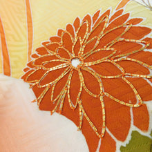 Load image into Gallery viewer, 訪問着 金駒刺繍 箔 菊文様 紗綾型地紋 橙色 袷 広衿 正絹 紋なし 仕立て上がり着物 身丈160cm