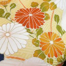Load image into Gallery viewer, 訪問着 金駒刺繍 箔 菊文様 紗綾型地紋 橙色 袷 広衿 正絹 紋なし 仕立て上がり着物 身丈160cm