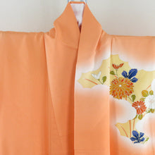 Load image into Gallery viewer, 訪問着 金駒刺繍 箔 菊文様 紗綾型地紋 橙色 袷 広衿 正絹 紋なし 仕立て上がり着物 身丈160cm