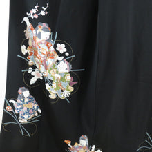 Load image into Gallery viewer, 黒留袖 箔 梅に童文様 作家物 落款付 正絹 比翼付 橘紋 袷 広衿 礼装着物 フォーマル 仕立て上がり 身丈161cm