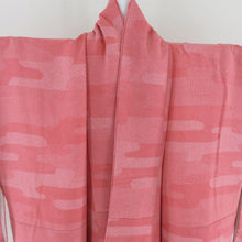 Load image into Gallery viewer, 江戸小紋 付下げ柄 寄せ柄 赤桃色 袷 広衿 紋なし 作家物 落款付 正絹 カジュアル 仕立て上がり着物 身丈152cm