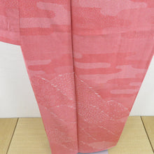 Load image into Gallery viewer, 江戸小紋 付下げ柄 寄せ柄 赤桃色 袷 広衿 紋なし 作家物 落款付 正絹 カジュアル 仕立て上がり着物 身丈152cm