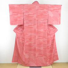 Load image into Gallery viewer, 江戸小紋 付下げ柄 寄せ柄 赤桃色 袷 広衿 紋なし 作家物 落款付 正絹 カジュアル 仕立て上がり着物 身丈152cm