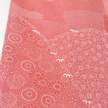 Load image into Gallery viewer, 江戸小紋 付下げ柄 寄せ柄 赤桃色 袷 広衿 紋なし 作家物 落款付 正絹 カジュアル 仕立て上がり着物 身丈152cm