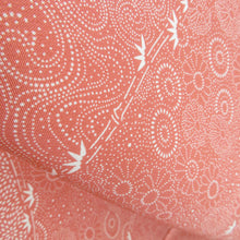 Load image into Gallery viewer, 江戸小紋 付下げ柄 寄せ柄 赤桃色 袷 広衿 紋なし 作家物 落款付 正絹 カジュアル 仕立て上がり着物 身丈152cm