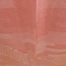 Load image into Gallery viewer, 江戸小紋 付下げ柄 寄せ柄 赤桃色 袷 広衿 紋なし 作家物 落款付 正絹 カジュアル 仕立て上がり着物 身丈152cm