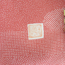 Load image into Gallery viewer, 江戸小紋 付下げ柄 寄せ柄 赤桃色 袷 広衿 紋なし 作家物 落款付 正絹 カジュアル 仕立て上がり着物 身丈152cm