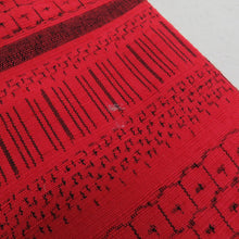 画像をギャラリービューアに読み込む, 紬 着物 亀甲に縞模様 赤色x黒色 正絹 袷 バチ衿 カジュアル 仕立て上がり着物 身丈154cm
