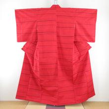 画像をギャラリービューアに読み込む, 紬 着物 亀甲に縞模様 赤色x黒色 正絹 袷 バチ衿 カジュアル 仕立て上がり着物 身丈154cm