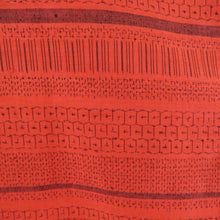 画像をギャラリービューアに読み込む, 紬 着物 亀甲に縞模様 赤色x黒色 正絹 袷 バチ衿 カジュアル 仕立て上がり着物 身丈154cm