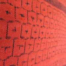 画像をギャラリービューアに読み込む, 紬 着物 亀甲に縞模様 赤色x黒色 正絹 袷 バチ衿 カジュアル 仕立て上がり着物 身丈154cm