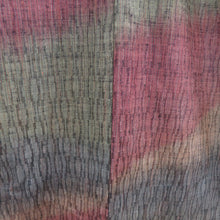 画像をギャラリービューアに読み込む, 紬 着物 紬 たてわく織文様 ぼかし グレーxレッドxブルー 正絹 袷 バチ衿 カジュアル 仕立て上がり着物 身丈150cm
