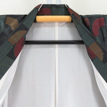 画像をギャラリービューアに読み込む, 紬 着物 大島紬 市松に扇子模様 黒色x深緑色x多色 正絹 袷 バチ衿 カジュアル 仕立て上がり着物 身丈156cm