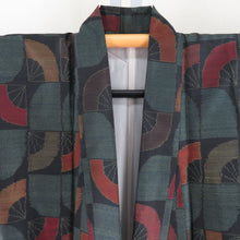 画像をギャラリービューアに読み込む, 紬 着物 大島紬 市松に扇子模様 黒色x深緑色x多色 正絹 袷 バチ衿 カジュアル 仕立て上がり着物 身丈156cm