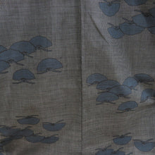 画像をギャラリービューアに読み込む, 紬 着物 松模様 黒色x灰色x青色 正絹 袷 広衿 カジュアル 仕立て上がり着物 身丈162cm