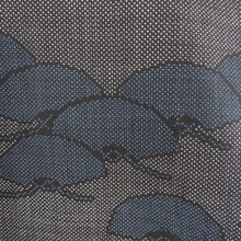 画像をギャラリービューアに読み込む, 紬 着物 松模様 黒色x灰色x青色 正絹 袷 広衿 カジュアル 仕立て上がり着物 身丈162cm