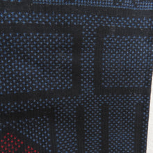 画像をギャラリービューアに読み込む, 紬 着物 幾何学模様に花模様 紺色x黒色x赤色 正絹 袷 バチ衿 カジュアル 仕立て上がり着物 身丈161cm