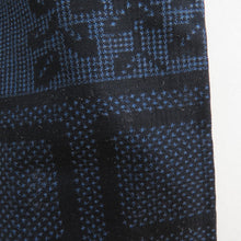 画像をギャラリービューアに読み込む, 紬 着物 幾何学模様に花模様 紺色x黒色x赤色 正絹 袷 バチ衿 カジュアル 仕立て上がり着物 身丈161cm