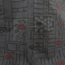 画像をギャラリービューアに読み込む, 紬 着物 幾何学模様に花模様 紺色x黒色x赤色 正絹 袷 バチ衿 カジュアル 仕立て上がり着物 身丈161cm