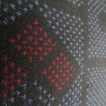 画像をギャラリービューアに読み込む, 紬 着物 幾何学模様に花模様 紺色x黒色x赤色 正絹 袷 バチ衿 カジュアル 仕立て上がり着物 身丈161cm