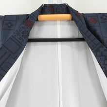 画像をギャラリービューアに読み込む, 紬 着物 幾何学模様に花模様 紺色x黒色x赤色 正絹 袷 バチ衿 カジュアル 仕立て上がり着物 身丈161cm