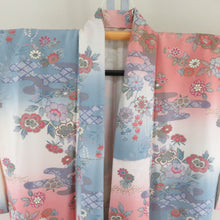 Load image into Gallery viewer, Komon Fogi flower pattern blur dyed blue x pink foil with pink foil Saaya -shaped ground crest x silver lined wide collar pure silk