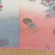 Load image into Gallery viewer, Komon Fogi flower pattern blur dyed blue x pink foil with pink foil Saaya -shaped ground crest x silver lined wide collar pure silk