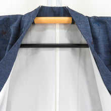 画像をギャラリービューアに読み込む, 紬着物 紺色x赤色 花模様 正絹 袷 バチ衿 カジュアル 仕立て上がり着物 身丈157cm