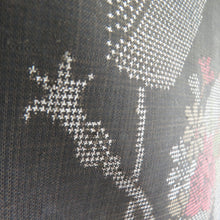 Load image into Gallery viewer, 紬 着物 大島紬 熨斗に花模様 茶色x赤色 正絹 袷 広衿 カジュアル 仕立て上がり着物 身丈163cm