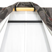 Load image into Gallery viewer, 紬 着物 大島紬 熨斗に花模様 茶色x赤色 正絹 袷 広衿 カジュアル 仕立て上がり着物 身丈163cm