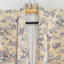 Load image into Gallery viewer, 小紋 花模様 薄黄色x灰色 パステル系 袷 広衿 正絹 仕立て上がり カジュアル着物 身丈158cm