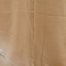 Load image into Gallery viewer, 色留袖 アンティーク 色留袖 袷 バチ衿 薄茶色xクリーム色x緑色x花々模様 刺繍入り 正絹 レトロ 昔着物 身丈156cm