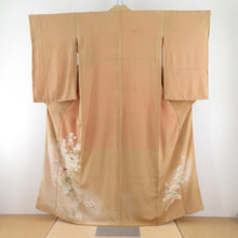 Load image into Gallery viewer, 色留袖 アンティーク 色留袖 袷 バチ衿 薄茶色xクリーム色x緑色x花々模様 刺繍入り 正絹 レトロ 昔着物 身丈156cm